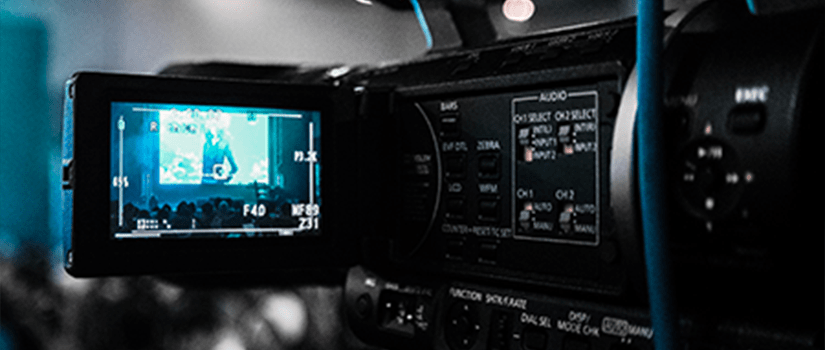 Une camera filmant la création d'un film entreprise pour un site carriere