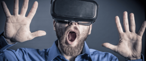 Homme avec un casque virtuel pour montrer les nouvelles methodes de sélection des candidatures