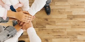 personnes qui croisent leurs mains car elles font du recrutement collaboratif